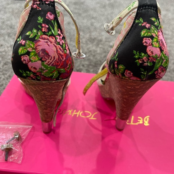 Betsey Johnson shoes - Picture 3 of 9